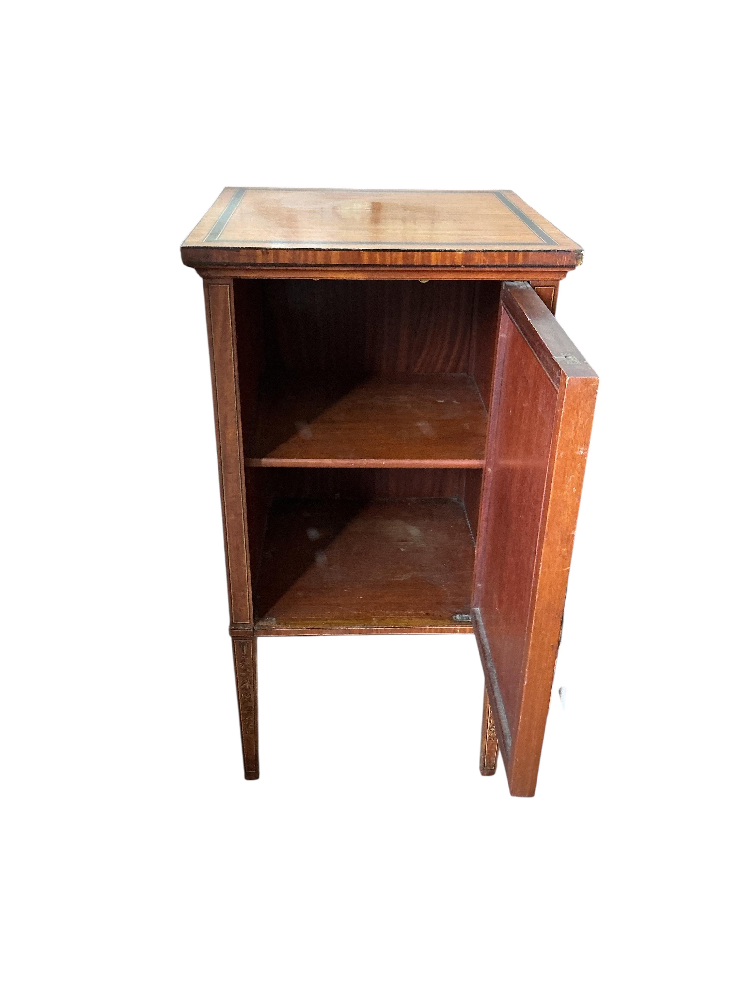 An Edwardian banded satinwood bedside cabinet with chinoiserie lacquer panel, width 41cm, depth 40cm, height 76cm